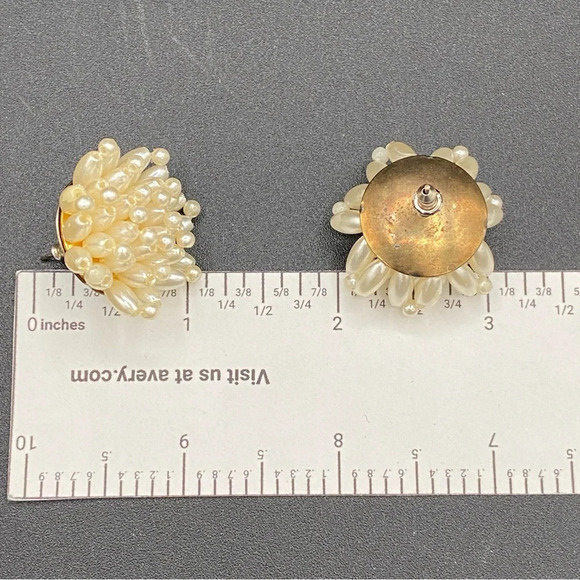 Vintage Cluster Earrings with Faux Pearl Beads in a Flower Design - pierced - Picture 4 of 11
